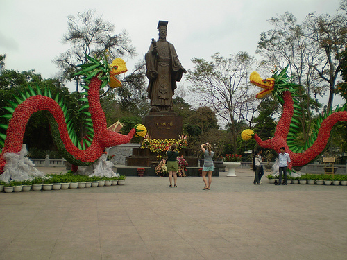 Statue du roi Ly Thai To en face du lac Hoan Kiem.