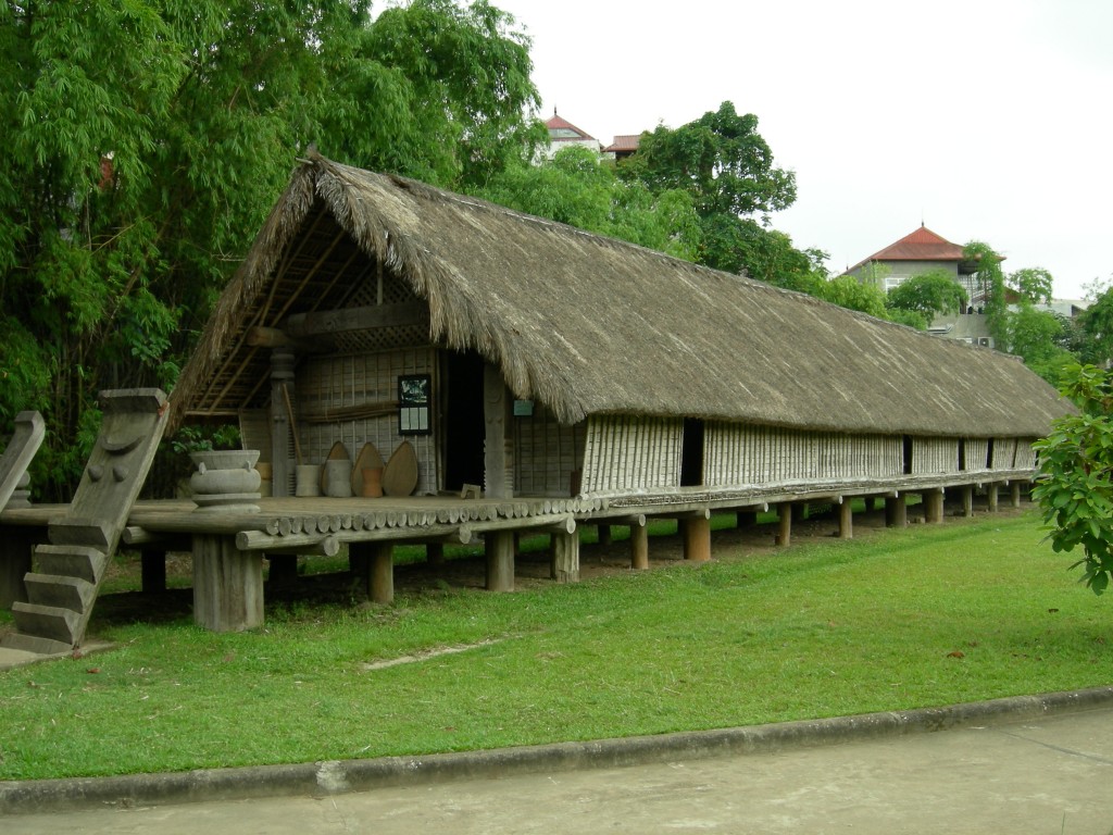 La maison longue des E-de dans le musée d’Ethnologie